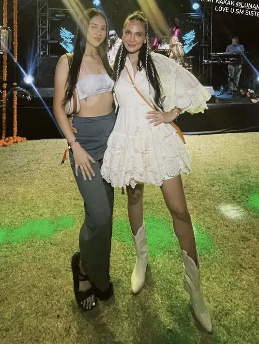 Anya Geraldine tampil dengan atasan tube warna putih dipadukan celana panjang abu-abu dan sandal hitamnya. [@anyageraldine]