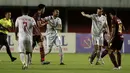 Marc Klook pun meladeni protes yang dilakukan Sutanto Tan terhadap dirinya, untung Rohit Chand yang berada dekat dengan keduanya langsung melerai perdebatan agar tidak memperpanjang masalah. (Foto: Bola.com/Ikhwan Yanuar)