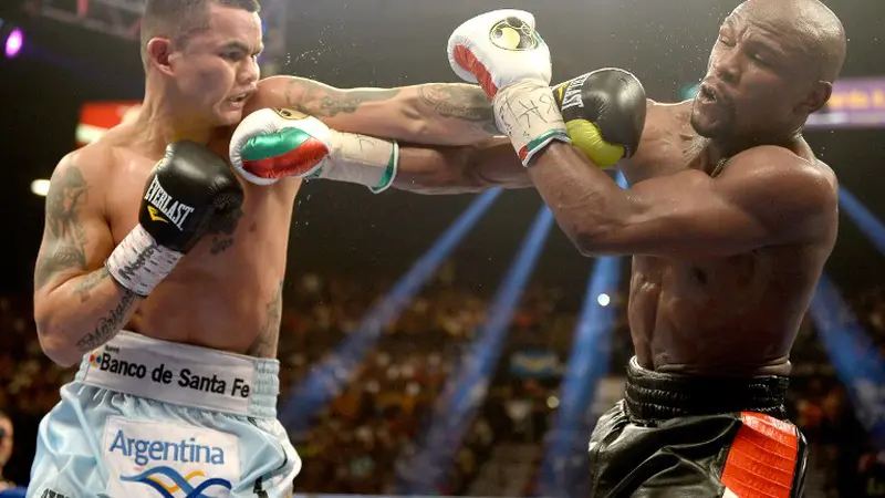 Floyd Mayweather melawan Maidana