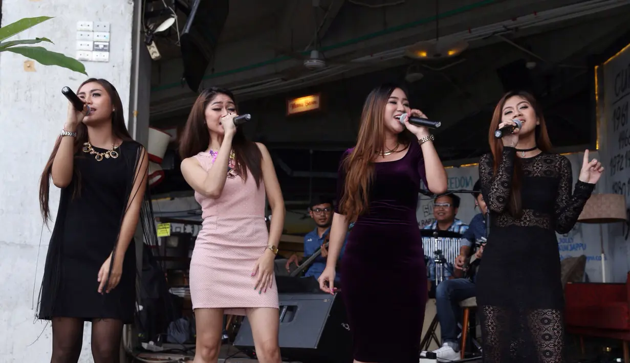 Beberapa bulan, suami Mulan Jameela ini mencari personel Dewi Dewi dan Mahadewi. Ia menggandeng televisi swasta melakukan audisi guna mencari penyanyi terbaik dari seluruh penjuru Tanah Air. (Andy Masela/Bintang.com)