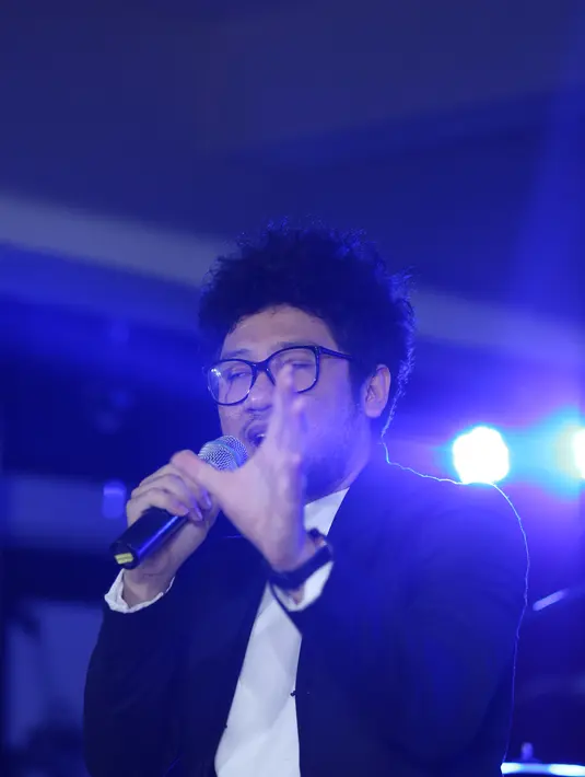 Pada 22 November 2015 nanti, album 'Generation Y' akan dijual. Tak hanya menjual albumnya di aplikasi Go-Jek, akan ada satu hari di mana Kunto Aji sendiri yang akan menjadi dirver Go-Jek dan mengantarkan albumnya kepada customer. (Andy Masela/Bintang.com)