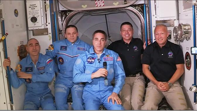 Dua astronaut NASA, Doug Hurley dan Bob Behnken (berkaos hitam), tiba di ISS dan berfoto bersama astronot dan kosmonot yang ada di sana (Foto: Twitter @Space_Station)
