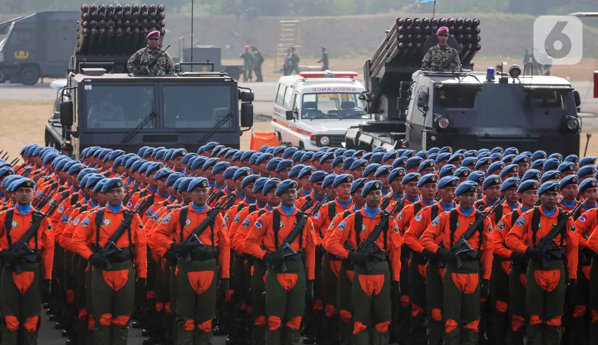 Personel TNI mengikuti upacara saat gladi bersih HUT ke-74 TNI di Lanud Halim Perdanakusuma, Jakarta, Kamis (3/10/2019). Gladi bersih ini dimulai dengan parade satuan AD, AL, dan AU. (Liputan6.com/Faizal Fanani)