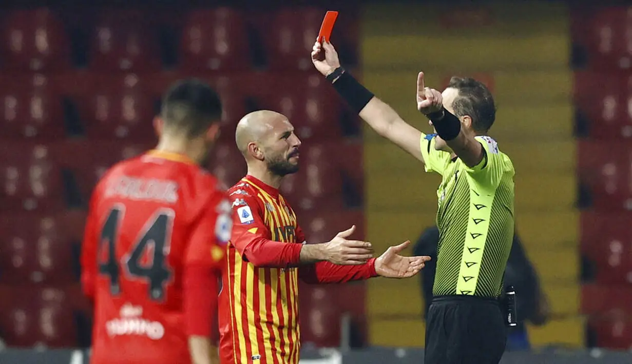 Pemain Benevento, Pasquale Schiattarella, mendapat kartu merah saat melawan Lazio pada laga Liga Italia di Stadion Vigorito, Rabu (16/12/2020). Kedua tim bermain imbang 1-1. (Alessandro Garofalo/LaPresse via AP)