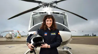 Carla Rozalen, 29 tahun berpose di depan helikopter utilitas bermesin ganda Bell 412 di FAASA Group di Palma del Rio, Cordoba (27/2). Carla merupakan satu-satunya pilot wanita Grup Faasa dan bekerja menangani kebakaran hutan.  (AFP Photo/Cristina Quicler)