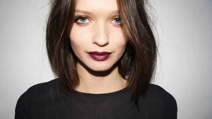 3 Langkah Pakai Lipstik Gelap Biar Nggak Seperti Vampir