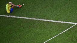 Pemain Brasil, Neymar tertunduk lesu setelah tim mereka kalah dari Kroasia saat laga perempat final Piala Dunia Qatar 2022 yang berlangsung di Education City Stadium, Al-Rayyan, Jumat (09/12/2022) waktu setempat. Brasil kalah 2-4 dari Kroasia saat babak adu penalti. (AFP/Anne-Christine Poujoulat)