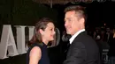 Brad Pitt dan Marion Cotillard dikabarkan pernah menjalin hubungan, keduanya kembali terlihat mesra. Namun kali ini keduanya hadir dalam premier film terbaru yang mereka bintangi bertajuk ‘Allied’. (AFP/Bintang.com)