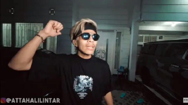 Pintu bergaya modern. (Youtube/Atta Halilintar)