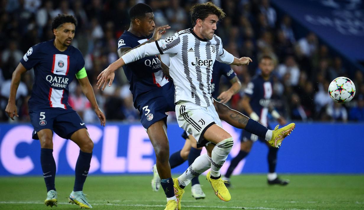 Arsenal belum menyerah untuk mendatangkan Dusan Vlahovic pada bursa Januri 2023. Ia sebelumnya sempat menjadi buruan utama klub asal London tersebut pada musim lalu. Sayangnya, Valhovic malah bergabung ke Juventus. Pemain berkebangsaan Serbia itu terikat kontrak dengan Juvetus sampai 2026. Kini ia sudah mencetak 16 gol dari 36 kali penampilan bersama Bianconeri. Meskipun begitu, Arsenal kabarnya masih belum menyerah mencoba membawanya ke Emirates pada bulan ini. (AFP/Franck Fife)