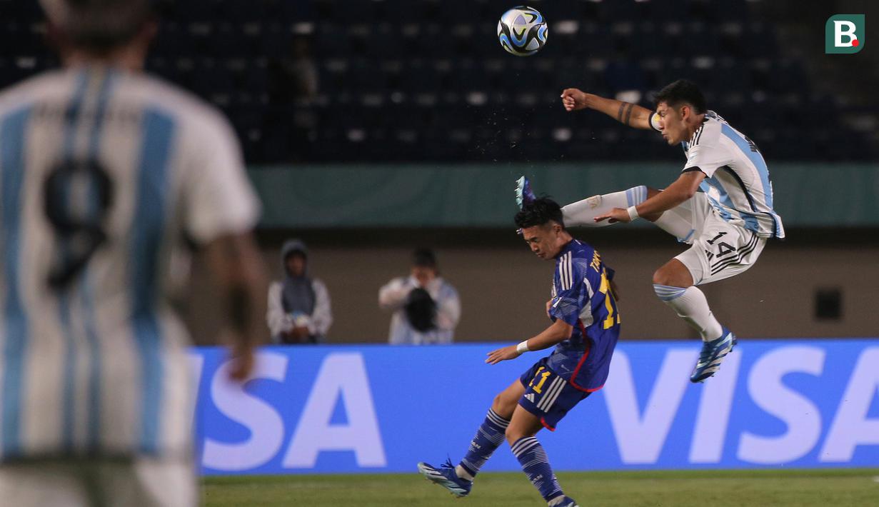 <p>Pemain Timnas Argentina U-17, Tobias Palacio (kanan) melompat untuk menghalau bola dari pemain Timnas Jepang U-17, Rento Takaoka pada laga kedua Grup D Piala Dunia U-17 2023 di Stadion Si Jalak Harupat, Kabupaten Bandung, Selasa (14/11/2023). (Bola.com/Ikhwan Yanuar)</p>
