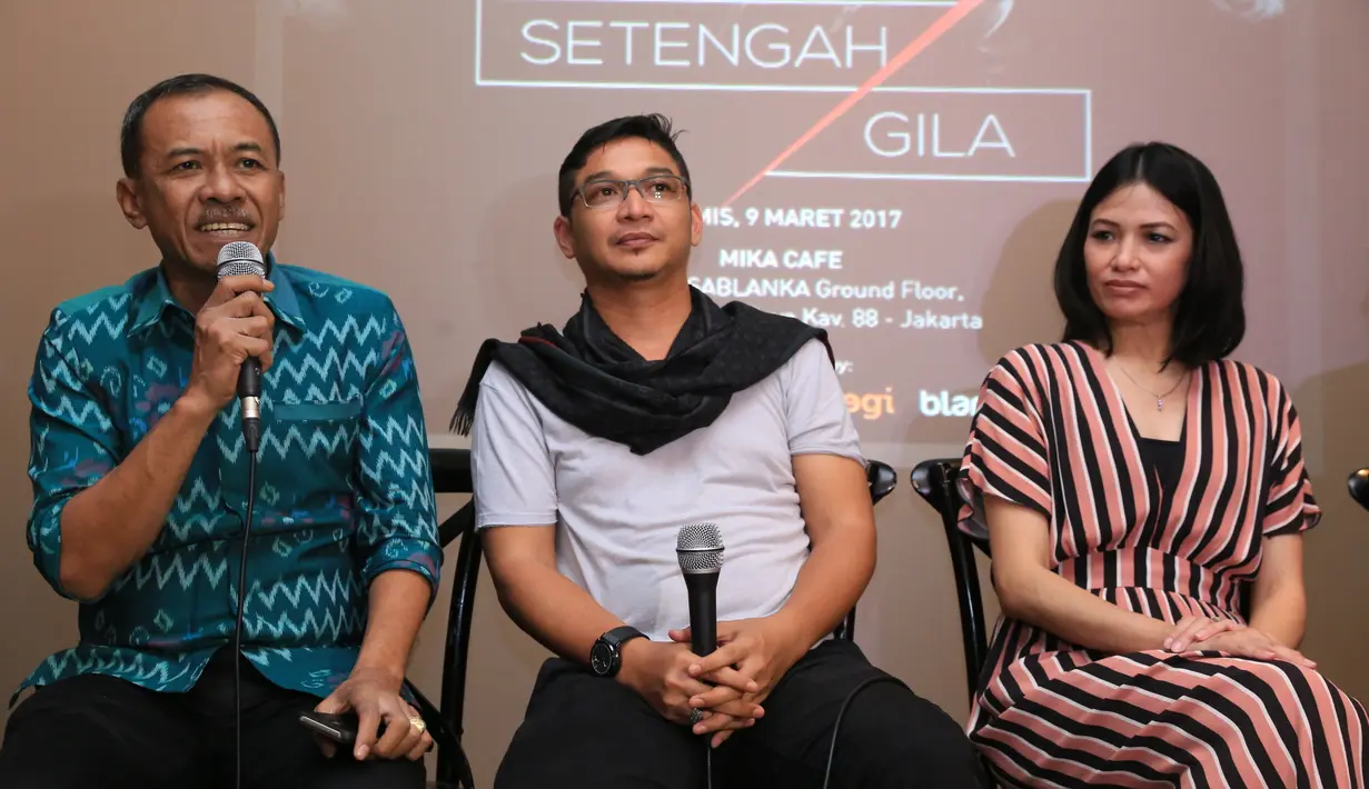 "Dengan Ungu bisa tur 36 kota gak pulang-pulang, sekarang gak bisa gitu. Kita tidak mungkin seperti dulu, bukan soal aturan tapi etika. Gak enak kalau pejabat malah lebih banyak di luar untuk konser," tandas Pasha. (Adrian Putra/Bintang.com)