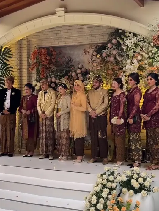 Sedangkan para menantu dan anak Jokowi kompak mengenakan kebaya warna maroon lengkap dengan bawahan kain batik lilitnya. [@amithyasari_weddinggallery]