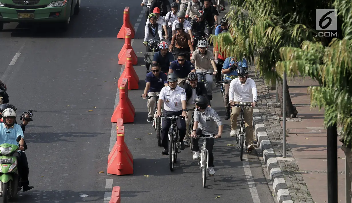 Gubernur DKI Jakarta Anies Baswedan bersama jajaran melakukan test jalur sepeda dari Jakarta International Veldrome menuju Balai Kota DKI Jakarta, Jumat (20/9/2019). Menurut Anies, dengan beralih ke sepeda ketergantungan kepada kendaraan bermotor bisa dikurangi. (Liputan6.com/Faizal Fanani)