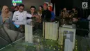 Gubernur DKI Jakarta Anies Baswedan di dampingi (Plt) Kepala Dinas Perumahan Rakyat dan Kawasan Permukiman DKI Meli Budiastuti melihat maket saat meluncurkan program rumah DP 0 Rupiah di Klapa Village, Jaktim, Jumat (12/10). (Liputan6.com/Herman Zakharia)