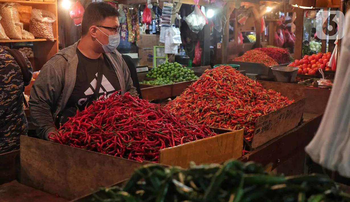 Pedagang beraktivitas di salah satu pasar tradisional di Jakarta, Rabu (26/10/2022). Bank Indonesia (BI) dalam Survei Pemantauan Harga (SPH) memperkirakan tingkat inflasi hingga minggu ketiga Oktober 2022 mencapai 0,05% secara bulanan (month-to-month/mtm).  (Liputan6.com/Angga Yuniar)