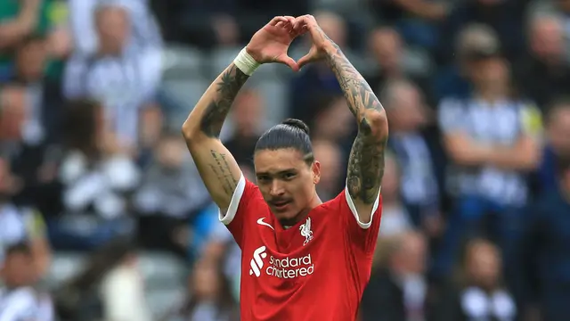 Foto: Darwin Nunez Bungkam Pendukung Newcastle Setelah Bawa Liverpool Comeback Dramatis di Liga Inggris