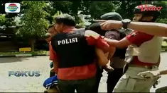 Polres Banyumas diserang orang dengan menggunakan parang. Akibatnya, 2 anggota polisi terluka.