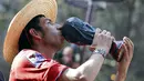 Di Santiago, Chili, (19/6/2014), salah satu suporter mencium replika trofi Piala Dunia untuk merayakan keberhasilan tim asal Amerika Selatan tersebut masuk ke zona knock out. (REUTERS/Marco Bello)