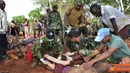 Citizen6, Kongo: Satgas Kompi Zeni TNI Konga XX-H/Monusco sedang memeriksa para korban kecelakaan yang terjadi di Dungu.