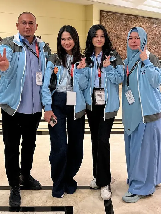 Rambut hitamnya pun dibiar kan terurai tanpa poni. Tampak ia pun mengenakan lanyard sebagai tanda pengenal. [@andre_rosiade]