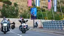 Anggota geng motor Samson Riders melintasi jalan menuju Kedubes AS yang baru di Yerusalem, (13/5). Geng motor Israel tersebut konvoi dari Tel Aviv ke Yerusalem untuk merayakan peresmian Kedutaan Besar AS baru di Yerusalem.  (AP Photo/Ariel Schalit)