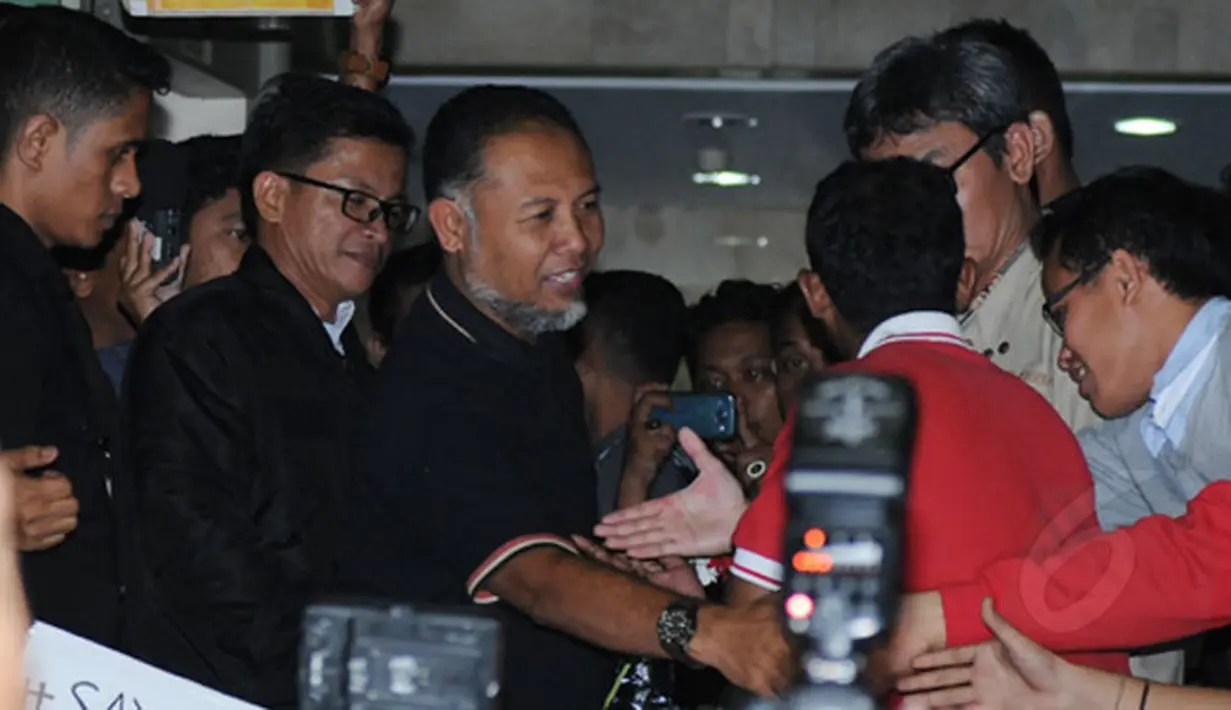Wakil Ketua KPK, Bambang Widjojanto kembali ke gedung KPK Jakarta, Sabtu dini hari (24/1/2015). Tampak, Bambang Widjojanto (ketiga dari kiri) menyalami pendukungnya di gedung KPK Jakarta. (Liputan6.com/Helmi Fithriansyah)
