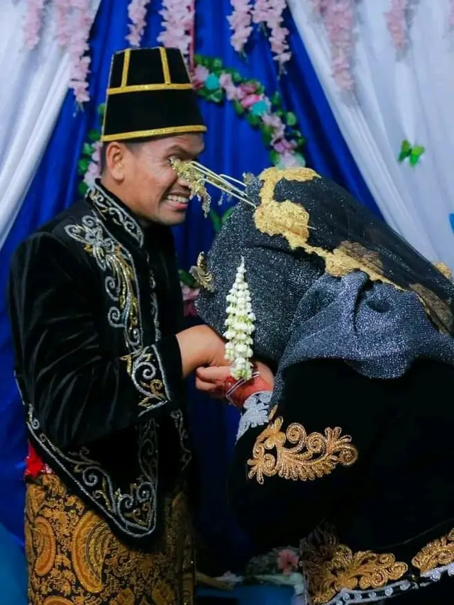 6 Potret Orang Kecolok Cunduk Mentul saat Pernikahan, Ekspresinya Kocak