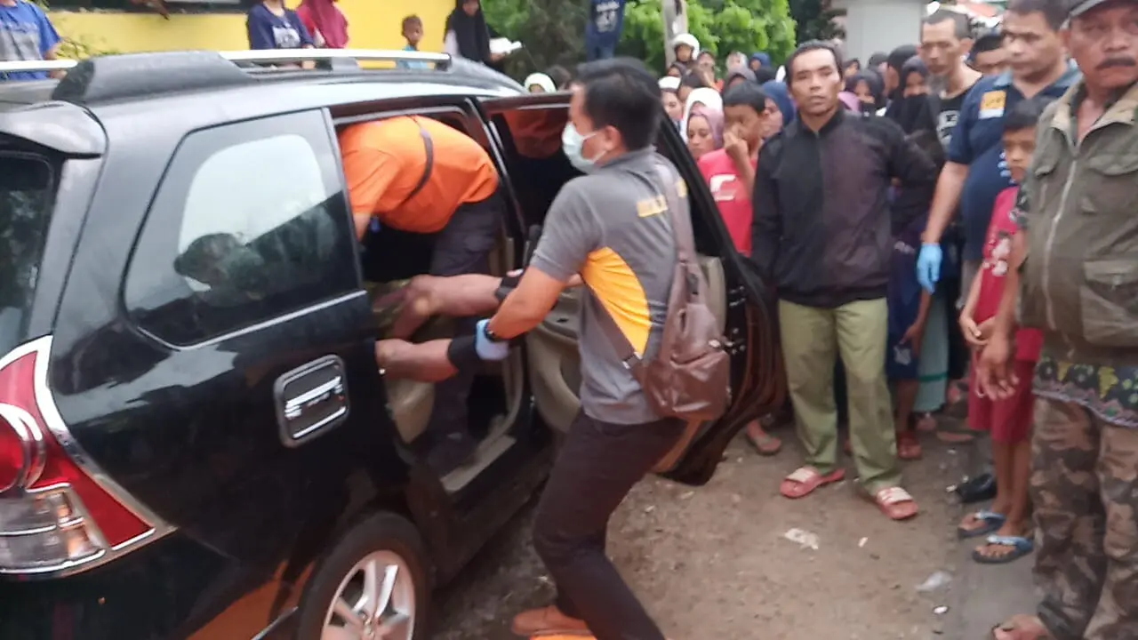 Sejumlah petugas identifikasi Polres Tasikmalaya tengah mengeluarkan mayat seorang Kepala Sekolah Sekolah Dasar di Tasikmalaya, Jawa Barat yang meninggal di dalam mobilnya