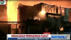 Kobaran api kian membesar lantaran bangunan semi permanen milik warga terbuat dari bahan yang mudah terbakar.