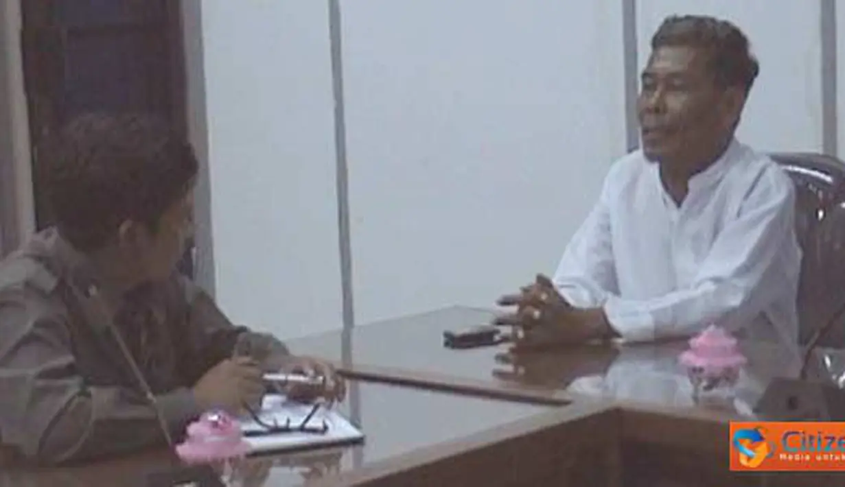 Citizen6, Jember: Perwakilan warga Dusun Mandilis, Desa Sanenrejo yang menjadi korban erosi Sungai Mandilis menemui Komisi C DPRD Kabupaten Jember didampingi oleh DPC relawan perjuangan demokrasi (REPDEM) Jember, Senin (18/4). (Pengirim: Sapto Raharjanto)