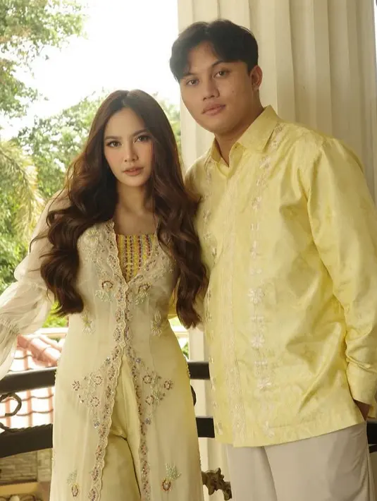Rizky Febian dan Mahalini melangsungkan pernikahan pada 10 Mei 2024, di hari pertama menjadi suami istri, keduanya kompak mengenakan baju warna kuning cerah. Mahalini juga jadi lebaran pertama baginya yang berstatus sebagai mualaf dan seorang ibu. [@mahaliniraharja]