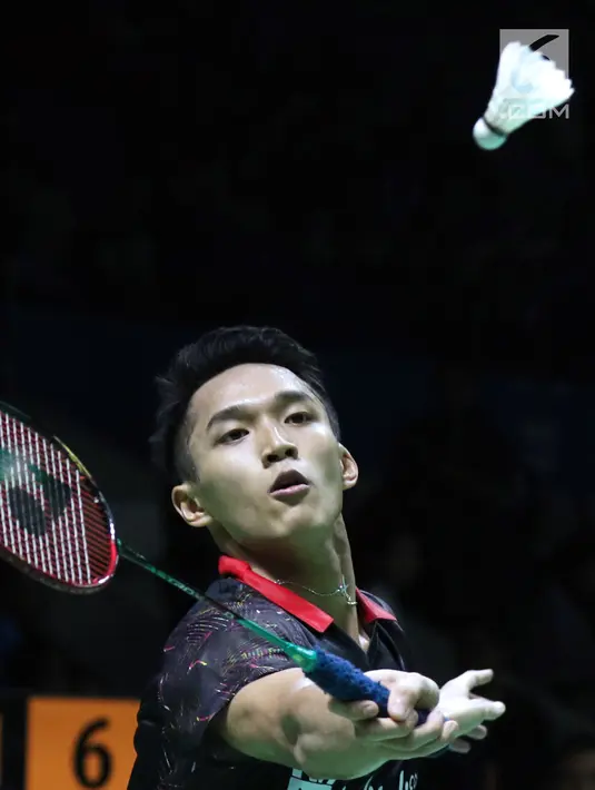 Tunggal putra Indonesia Jonatan Christie mengembalikan kok ke arah pebulutangkis Denmark, Viktor Axelsen pada babak pertama Indonesia Open 2018 di Istora GBK, Jakarta, Selasa (3/7). Jonatan kalah 10-21, 19-21. (Liputan6.com/Helmi Fithriansyah)