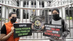 Aktivis ICW menggelar aksi di depan Gedung Mahkamah Agung, Jakarta, Senin (8/11/2021). Aksi ini buntut dari MA yang mengeluarkan putusan kabul atas permohonan uji materi terhadap PP 99 Tahun 2012 tentang Syarat dan Tata Cara Pelaksanaan Hak Warga Binaan Pemasyarakatan. (Liputan6.com/Faizal Fanani)