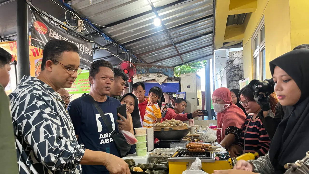 Calon presiden (capres) dan calon wakil presiden (cawapres) nomor urut satu Anies Baswedan-Muhaimin Iskandar (AMIN) berburu takjil di 'Bazar Takjil Ramadhan' Bendungan Hilir, Tanah Abang, Jakarta Pusat, Rabu (20/3/2024).