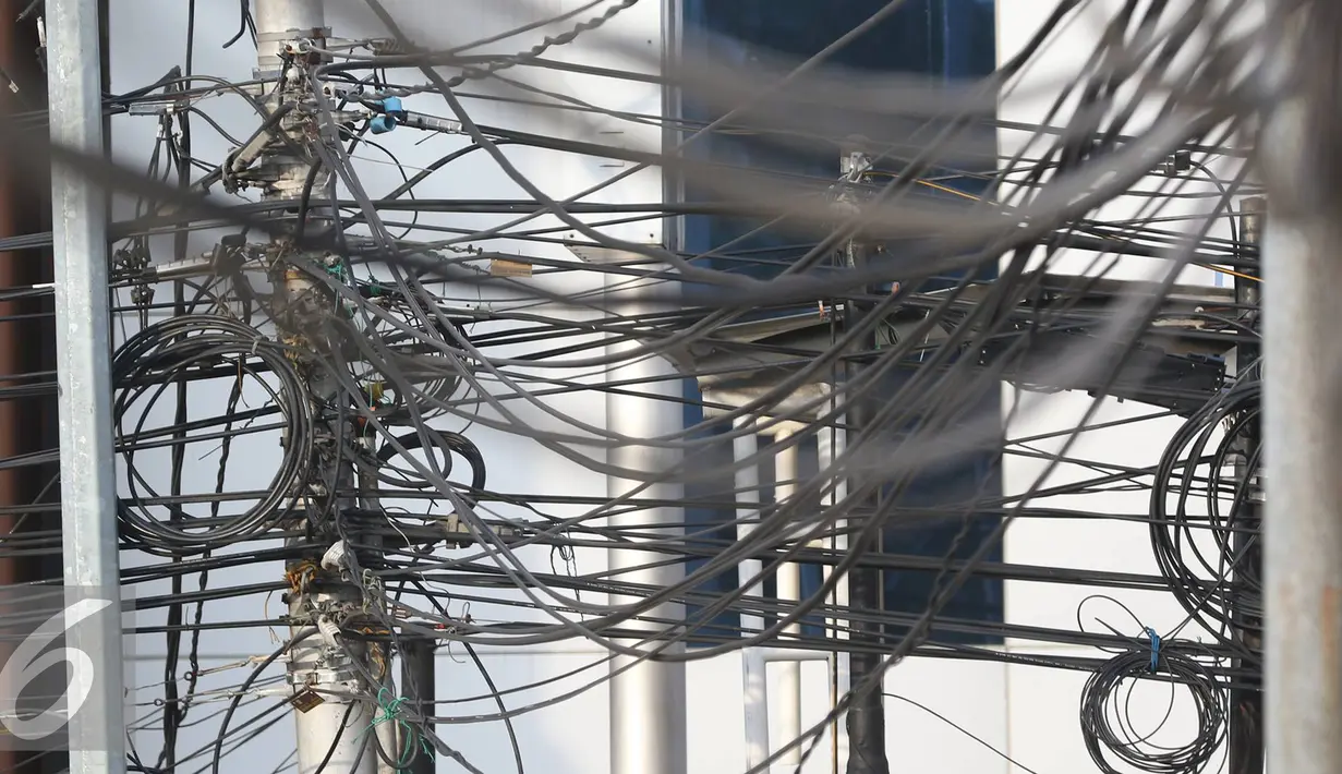 Kondisi kabel listrik di kawasan Gunung Sahari, Jakarta, Rabu (13/7). Kurangnya penataan membuat instalasi kabel di Ibu Kota terlihat semrawut dan mengganggu pemandangan. (Liputan6.com/Immanuel Antonius)