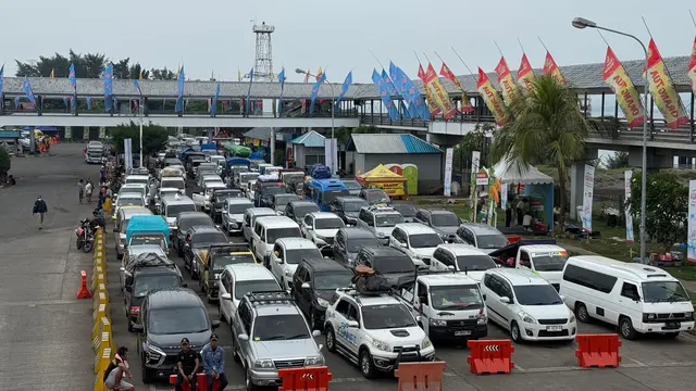 Antrean kendaraan yang hendak masuk ke Kepal di Pelabuhan Gilimanuk Bali (Istimewa)
