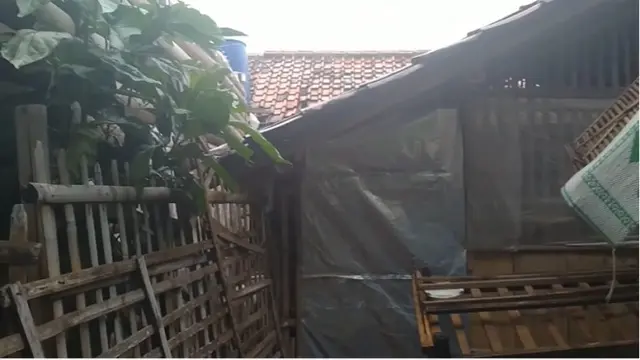 6 Potret Rumah Lord Rangga Petinggi Sunda Empire, Sederhana