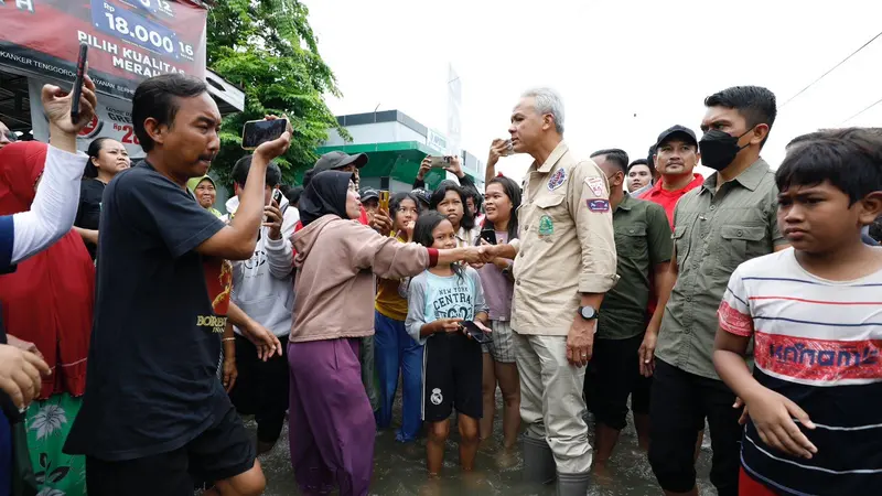 Ganjar Pranowo menemui korban banjir bandang Grobogan, Jawa Tengah.