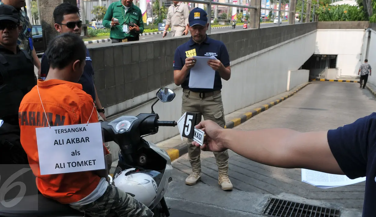 Saat reka ulang, Ali Tomket tampak memasuki parkiran Mall mengendarai motor, Senayan, Jakarta, Jumat (2/10/2015). Ali dijerat pasal 365 KUHP tentang Pencurian dengan Kekerasan dan pasal 338 tentang Pembunuhan. (Liputan6.com/Andrian M Tunay)