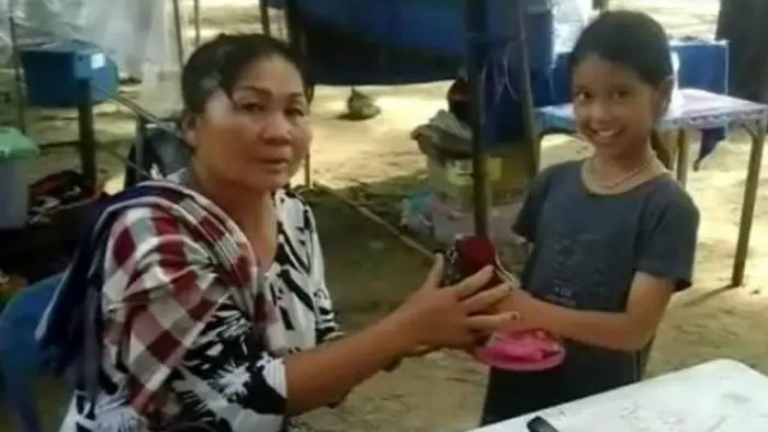 Bersama sang ibu, Piyarat akhirnya bertemu dengan Nukhila Sangkaew si pemilik tas dan menyerahkan uang dan emas miliknya.