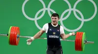 Atlet angkat besi Armenia, Andranik Karapetyan mengalami cedera horor ketika tampil di nomor 77 kg putra pada Olimpiade 2016 di Rio de Janeiro, Rabu (10/8). Siku Karapetyan patah saat hendak mengangkat beban 195 kilogram. (REUTERS/Stoyan Nenov)