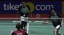 Ganda putra Indonesia, Mohammad Ahsan/Hendra Setiawan saat melawan ganda Jerman, Mark Lamsfuss/Marvin Seidel, pada Blibli Indonesia Open 2019 di Istora Senayan, Jakarta, Rabu (17/7). Ahsan/Hendra menang 21-16, 21-17. (Bola.com/Yoppy Renato)