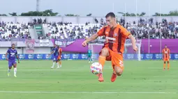 Pemain Borneo FC, Mariano Peralta, mengontrol bola saat melawan Persita Tangerang pada laga pekan ke-24 BRI Liga 1 2024-2025 di Stadion Indomilk Arena, Tangerang, Sabtu (22/2/2025). (Bola.com/M Iqbal Ichsan)