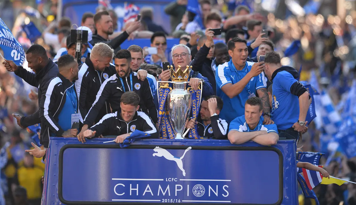 Para pemain Leicester City melakukan parade juara Liga Inggris 2015/2016 dengan menggunakan bus di kota Leicester (16/5/2016). Satu klub lagi yang mampu merusak dominasi klub Big Six pada musim 2015/2016 adalah Leicester City. Tidak tanggung-tanggung, The Foxes mampu membuat prestasi fenomenal dengan merebut trofi Premier League Liga Inggris pada musim 2015/2016. Kejutan juga dibuat Leicester City pada musim 2019/2020 dan 2020/2021 dengan menempati posisi ke-5. (AFP/Glyn Kirk)