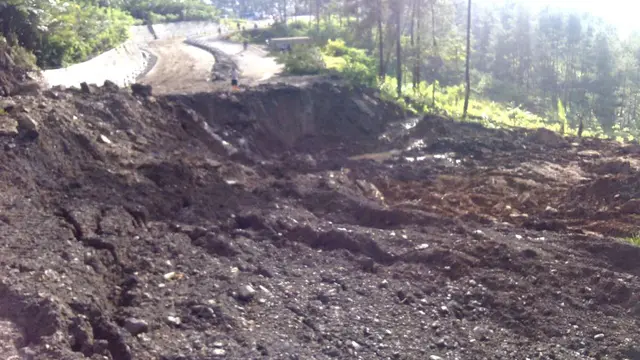 Jalur Paweden ambles dan memutus jalan utama antara Kota Banjarenegara menuju Kecamatan karangkobar. (Foto: Liputan6.com/BPBD BNA/Muhamad Ridlo)