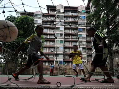 Anak-anak bermain bola di halaman Rusun di Tanah Abang, Jakarta, Senin (4/1/2016). Tahun 2016 Pemprov DKI Jakarta akan membangun 50 rusun bagi warga yang terkena dampak program normalisasi sungai  (Liputan6.com/Johan Tallo)