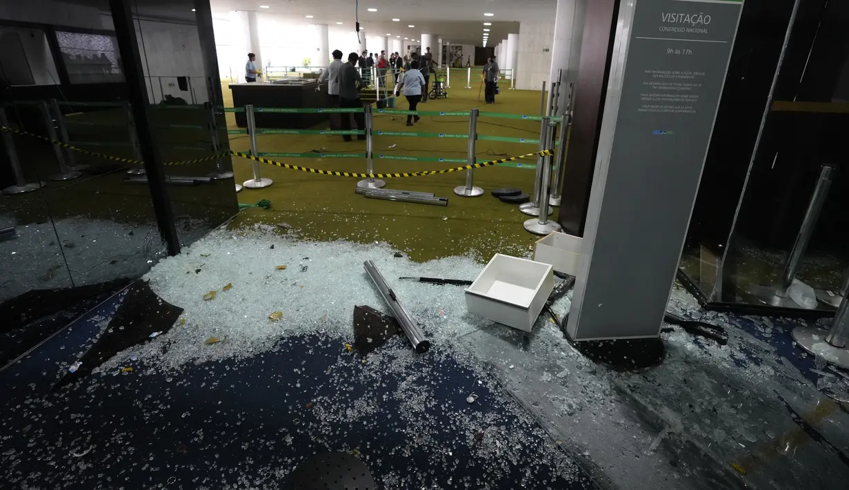 Pintu masuk Senat dihancurkan sehari setelah Gedung Kongres diserbu oleh pendukung mantan Presiden Brasil Jair Bolsonaro di Brasilia, Senin (9/1/2023). Hingga kini, setidaknya sekitar 1.500 orang telah ditahan. (AP Photo/Eraldo Peres)