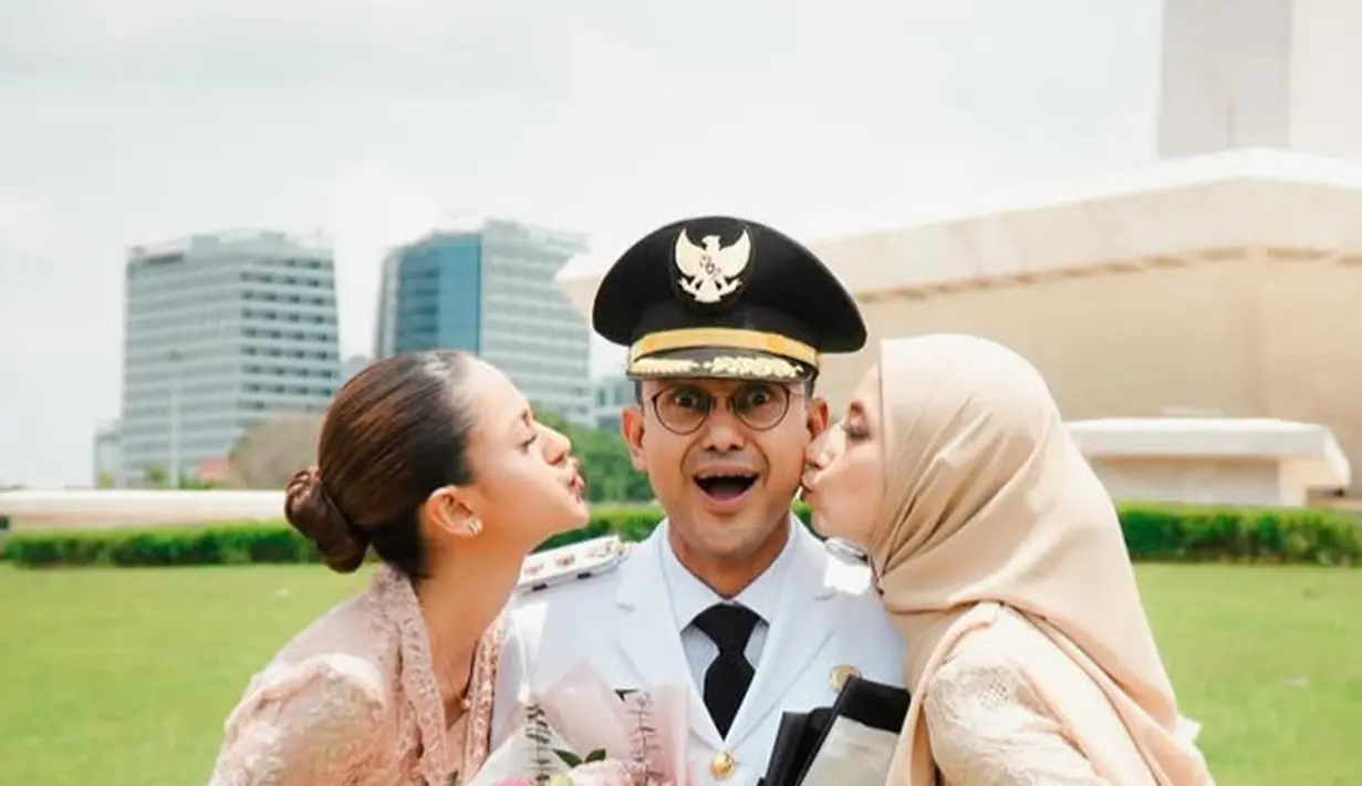 Membawa buket bunga untuk suami dan ayah tercinta, Avi dan Asila pun tampil mengenakan kebaya saat pelantikan Ramzi. Sementara itu, Ramzi tampak gagah mengenakan seragam upacara serba putih.. [@therealasilamaisa]