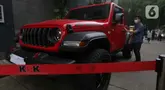 Barang bukti hasil Operasi Tangkap Tangan (OTT) terhadap Direktur Utama PT Inhutani V Dicky Yuana Rady terparkir di halaman gedung Merah Putih Komisi Pemberantasan Korupsi (KPK), Jakarta, Kamis (14/8/2025). (Liputan6.com/Helmi Fithriansyah)